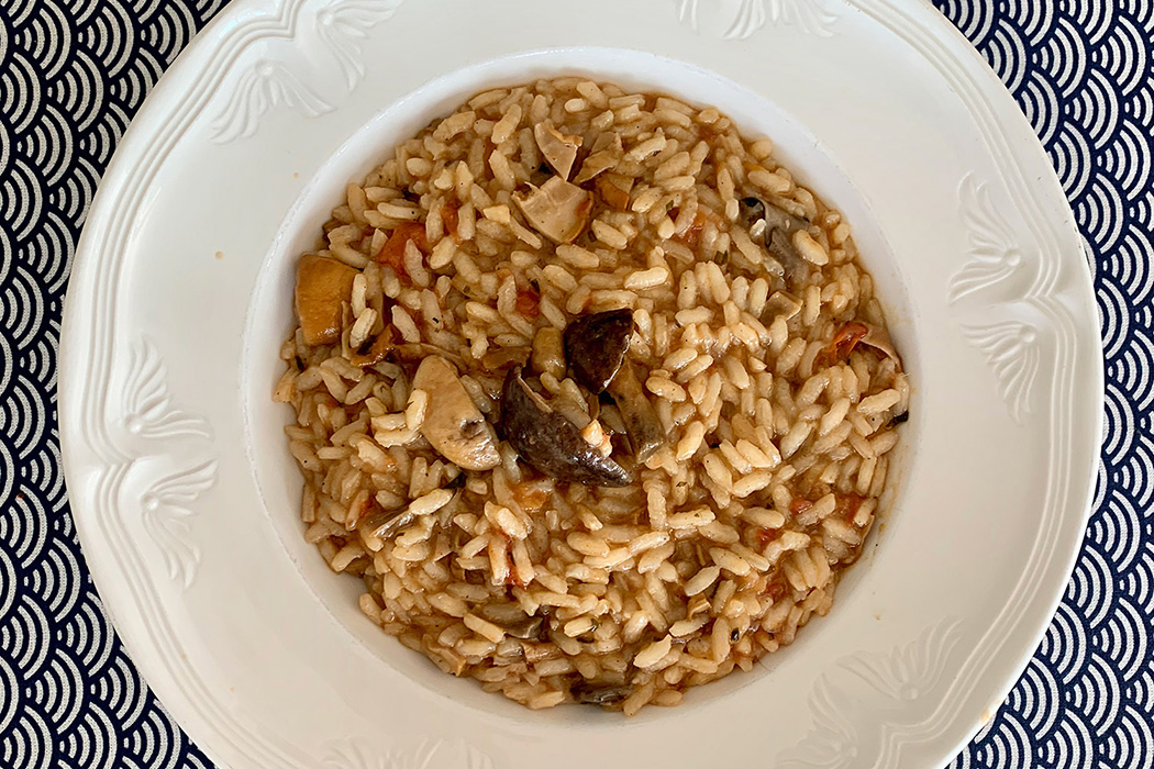 Risotto met gedroogd eekhoorntjesbrood en tomaten