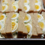 Tamago sando doorgesneden met een zachtgekookt ei in het midden