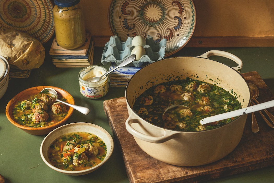 Kipgehaktballetjes met ricotta in bouillon met orzo, crème fraîche & dille