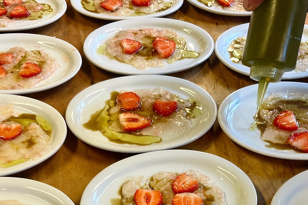 Rauwe langoustine met aardbeien en zwarte bessentakolie